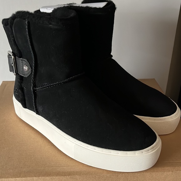 Ugg boots new in box ! Sz 7 black great present for any occasion. - Picture 4 of 7